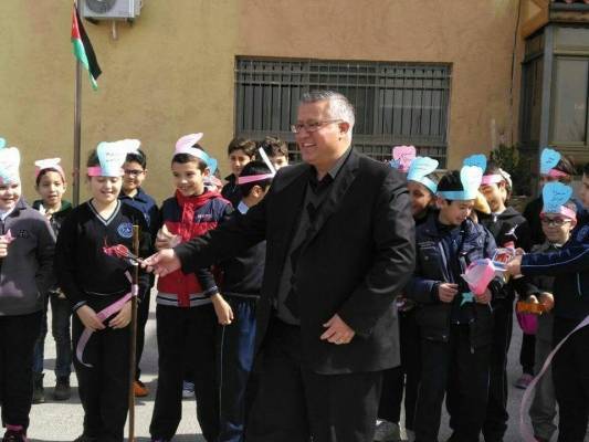 مدارس المدار الدولية تقيم بازار خيري لصالح الأيتام(صور)