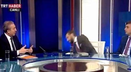 بالفيديو .. إعلامي تركي ينهار على الهواء مباشرة