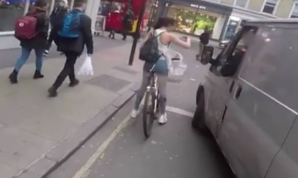 هكذا انتقمت فتاة حسناء من سائق شاحنة تحرش بها .. يستحق المشاهدة