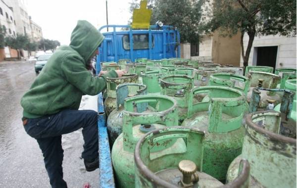 المواصفات تضبط شاحنة تبيع (غاز مسال) في الموقر !