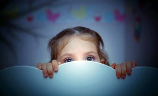 هل طفلك يخاف من الظلام؟.. هذه قواعد بسيطة تساعده في التغلب عليه