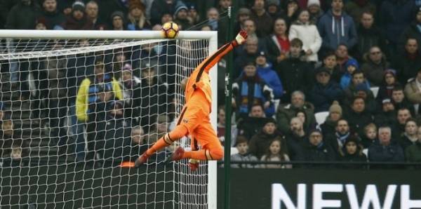 بالفيدو..حارس وستهام يصرع زميله على طريقة wwe