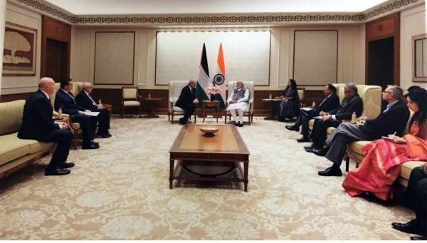رئيس الديوان الملكي يلتقي رئيس الوزراء الهندي