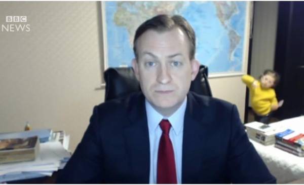 موقف محرج وطريف.. محلل سياسي ظهر طفلاه فجأة على الهواء  فيديو