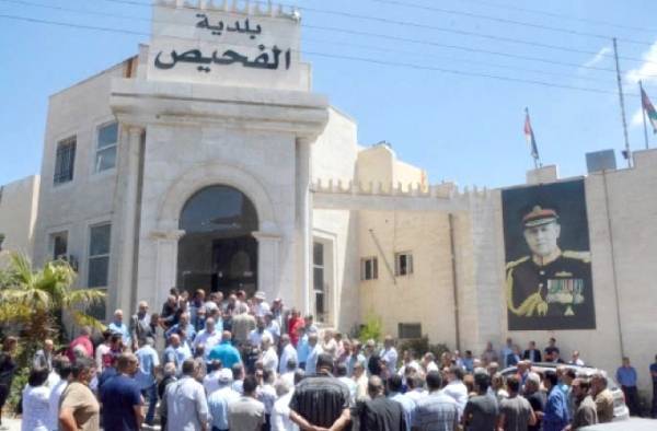 عمدة الفحيص يتحدى(لا ضغوطات على الأعضاء المُستقيلون..والكرة في ملعب الحكومة !)