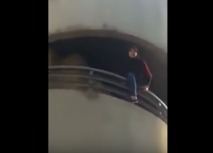 بالفيديو .. فتاة تحاول الانتحار في لبنان...وشاب يشجعها!!