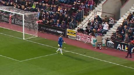 بالفيديو.. ما حدث لمشجع حاول القيام بدور حامي الهدف!