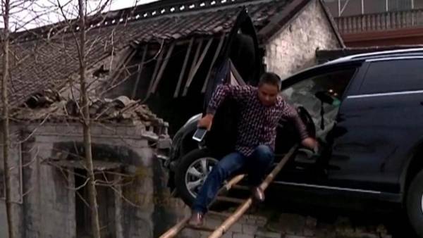 بالفيديو: كيف وصلت هذه السيارة إلى سطح أحد المنازل بالصين؟