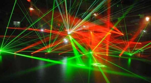 توجه حكومي لحظر إستخدام المؤثرات الضوئية (الليزر)