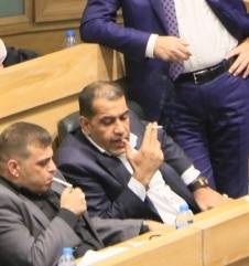 الطراونة يطلب من الخلايلة إطفاء سيجارته تحت القبة