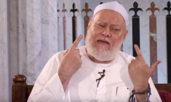 علي جمعة: من قتل شخصاً أرادَ أن يزني بزوجته فهو “بطل ويستحق جائزة”