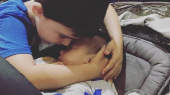 مشهد مؤثر لطفل يحتضن شقيقه الرضيع قبل وفاته (صور)