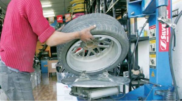 الحكومة تَعتزم رفع أسعار (إطارات المركبات والشاحنات ؟!)