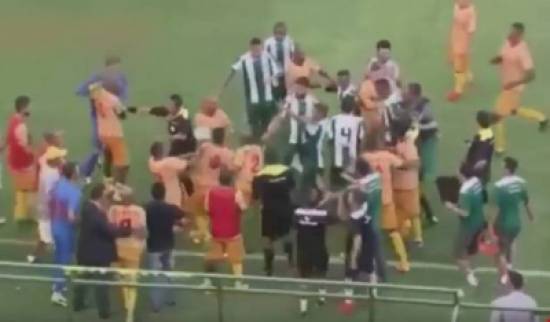 بالفيديو: من مباراة كرة قدم.. إلى مصارعة!