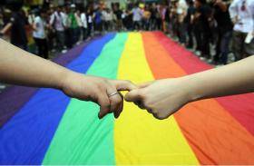 مثلي جنسياً “يتمختر” في شوارع عمّان بملابس فاضحة! (صور)