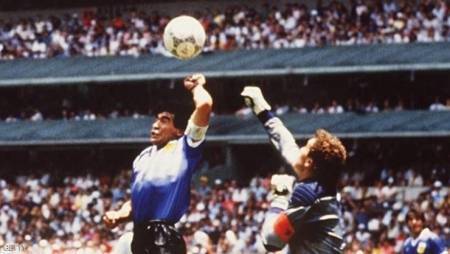 مارادونا يعيد هدفه الذي أبكى إنجلترا 31 عاما (فيديو)