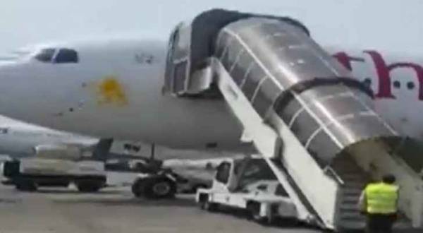 طائرة إثيوبية تهبط اضطراريا فى باكستان بسبب مشاجرة (فيديو)