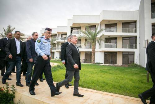 الملك يفتتح فندق الأمن العام في العقبة