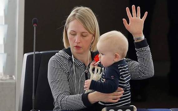 نائب سويدية تصحب طفلها الرضيع إلى البرلمان الأوروبي