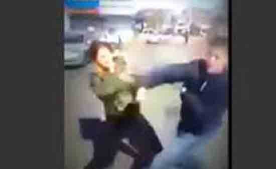 بالفيديو.. هذا ما فعلته فتاة بشاب تحرش بها أمام الماره في مصر !