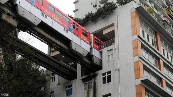 قطار يمر داخل برج سكني.. هكذا تحل الصين أزمة كثافة السكان