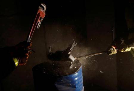 مصريون يفرغون طاقتهم في غرف الغضب بالقاهرة