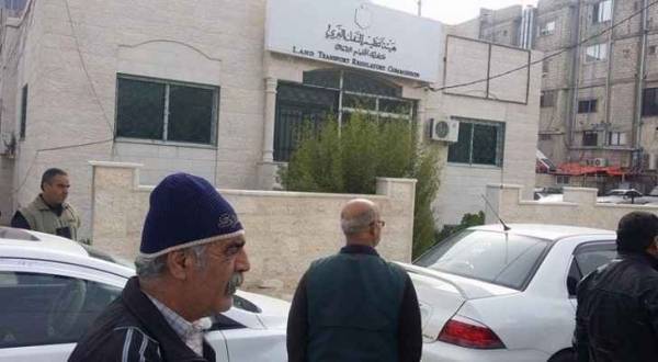 وقفة احتجاجية لسائقي سيارات أجرة في إربد..صور