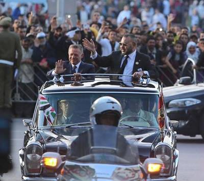 شاب يحاول اختراق موكب الملك عبد الله في المغرب (فيديو)