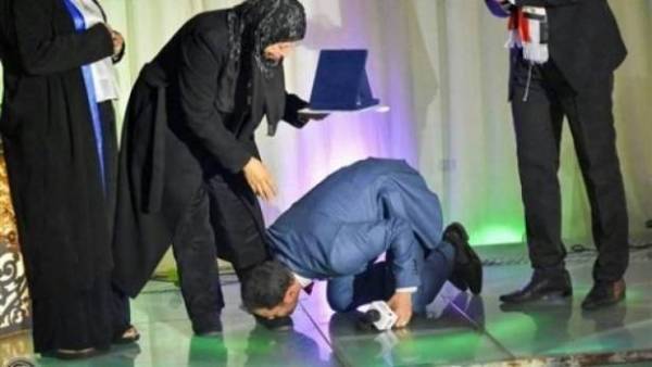 ممثل مصري شهير يُقبّل قدمي والدته أمام الآلاف .. شاهدوا رد فعلها!
