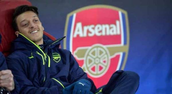 أوزيل يبقي على الغموض بشأن مستقبله مع أرسنال