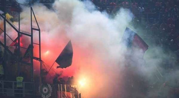 توقف مباراة إيطاليا وألبانيا بسبب المفرقعات