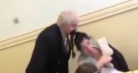 بالفيديو.. معلم يوقظ طالبة بطريقة غريبة