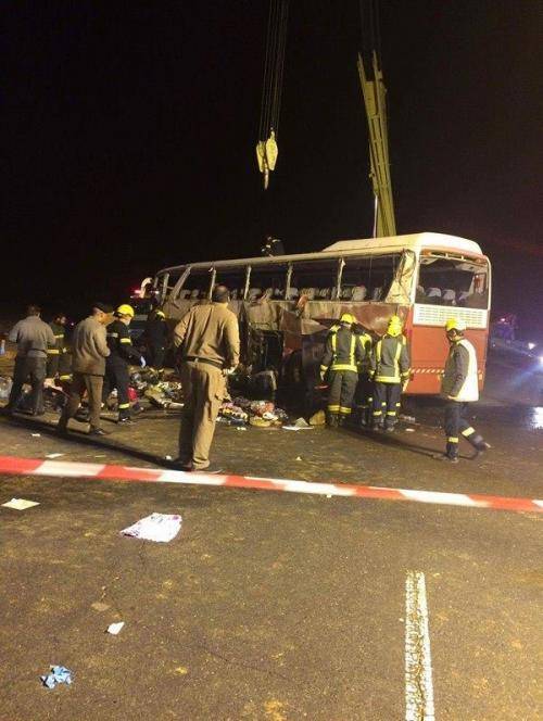 أحد الناجين من حادث المعتمرين يروي حقيقة ما جرى معهم ؟! (فيديو)