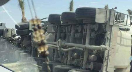 اصابة بانقلاب صهريج محمل بالإسمنت على الطريق الصحراوي (صور)