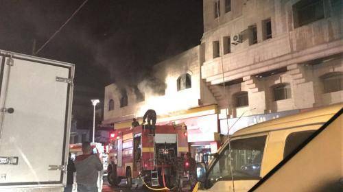 حريق يأتي على محل ألبسة في شارع المدينة المنورة