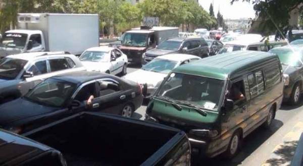 أزمة سير خانقة بشارع الاستقلال بسبب تصادم مركبتين