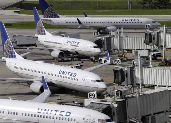 منع فتاتين من الصعود للطائرة بسبب ملابسهما الضيقة!