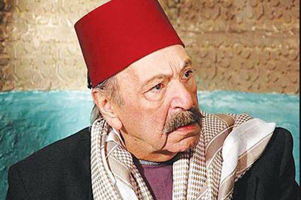 ابنة رفيق السباعي تصطحب كلبها ليقف على قبر والدها والجمهورغاضب!!