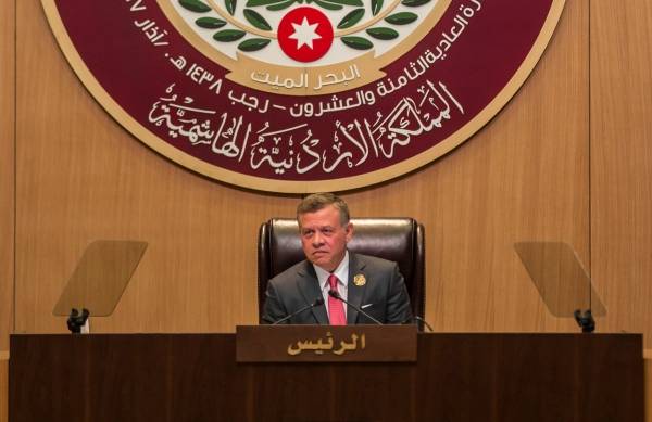 الملك يعلن انتهاء جلسة القمة العربية الاولى