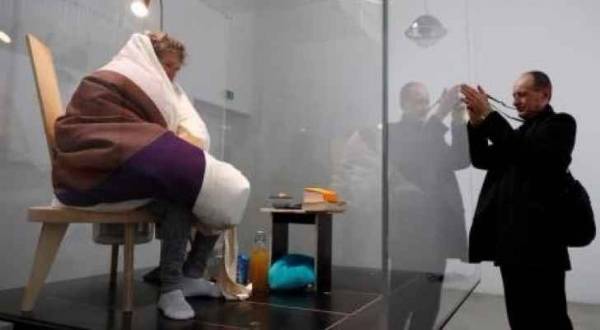 فنان فرنسي يرقد على 10 بيضات حتى تفقس