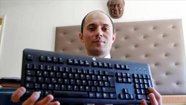 صاحب الأصابع الطائرة.. أسرع من يطبع في العالم ..فيديو