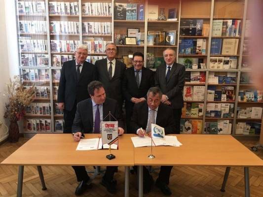 اتفاقية تعاون  مشترك بين الاتحاد العربي للنقل البري واتحاد الناقلين الرومانيين