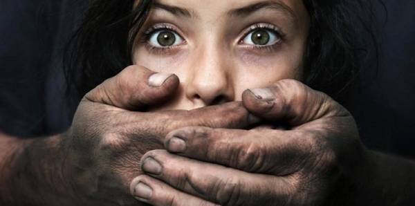 أسرة تخطف مغتصب طفلتها وتعاقبه بحرق عضوه الذكري