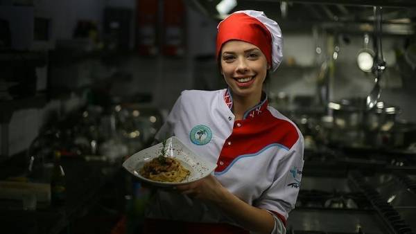 ملكة جمال تركيا تستبدل التاج بـقبعة الطبّاخين!