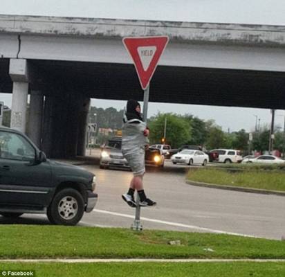 تعرف على سبب تقييد شاب على أحد الأعمدة بالشريط اللاصق