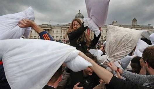 شاهد.. اندلاع حرب الوسائد في العاصمة البريطانية بمشاركة آلاف المقاتلين