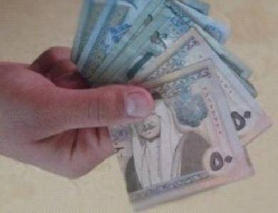 (18) موظفا حكوميا بينهم مسؤولون يتقاضون مكافآت مالية شهرية من وزارة اقتصادية