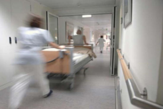 ‎مستشفى يطرد مواطنة بملابس العمليات قبل ولادتها بساعات!!