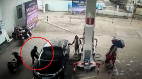 فيديو.. سارق يتلقى عقاباً فورياً على جريمته