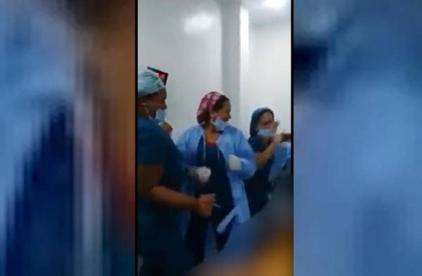 فيديو: مٌمرضات يرقصن حول مريضة عارية بغرفة العمليات!